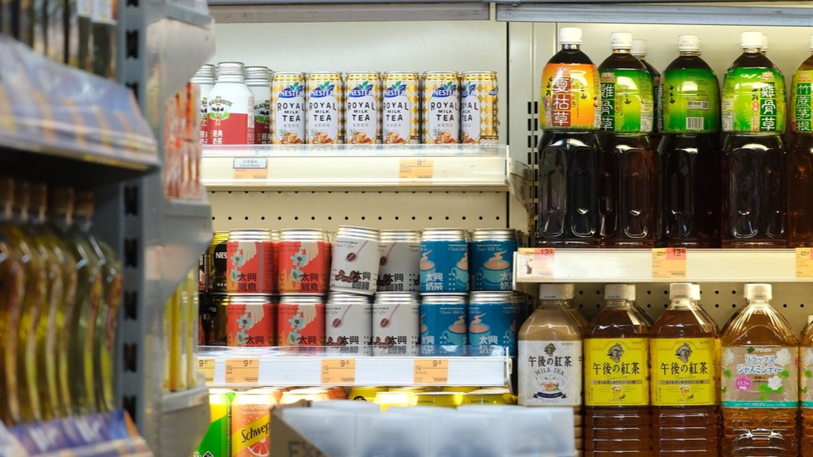 超市饮料与食品货架